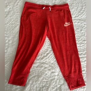 Like New! Nike cropped jogger w/ pockets. Women’s size Large. Heather Orange
